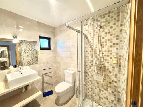Double Room with Terrace image 6