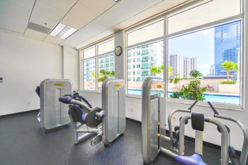 On Top! Condo on 31st Floor w Cozy Amenities in Miami, USA
