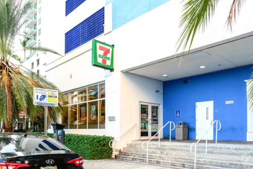 On Top! Condo on 31st Floor w Cozy Amenities in Miami, USA