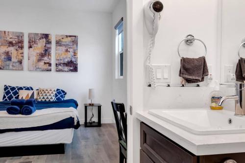 Luxury 3 BR Home Near Hollywood Prime Location in Los Angeles, USA