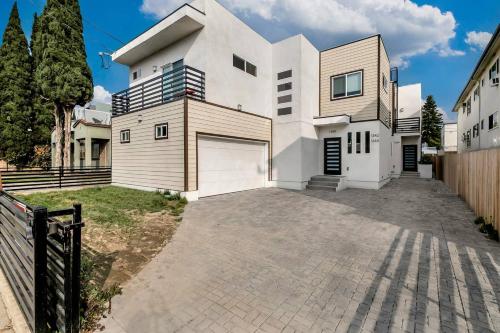 Luxury 3 BR Home Near Hollywood Prime Location in Los Angeles, USA