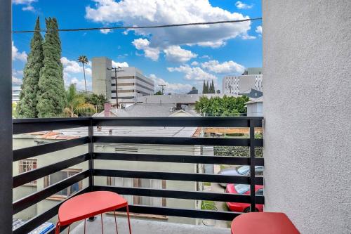 Luxury 3 BR Home Near Hollywood Prime Location in Los Angeles, USA