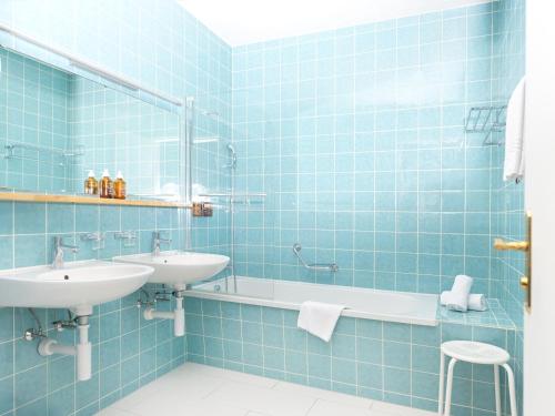 room detail thumbnail 2