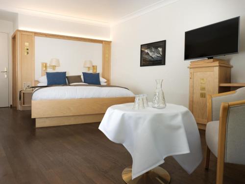 2 twin beds, 1 sofa bed