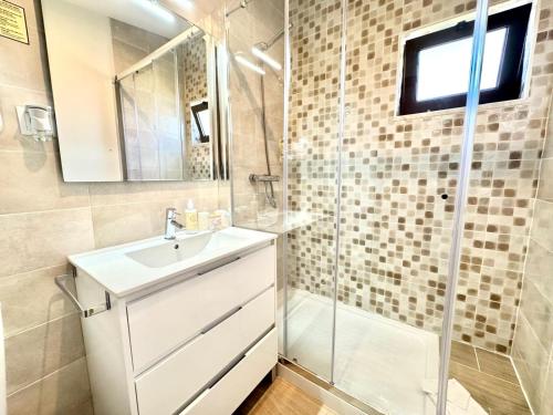 Deluxe Double or Twin Room image 4