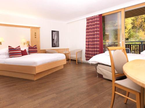 2 twin beds, 1 sofa bed