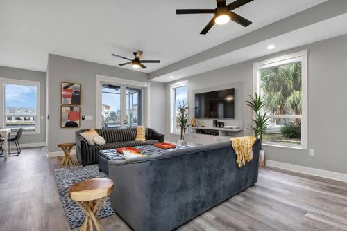 Endless Sunset 3BR Oceanside Stay image