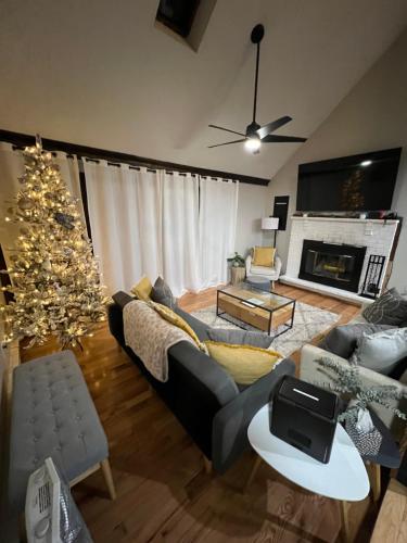 Coach Cabin- Poconos Retreat l Cozy l Sauna l Fireplace l Firepit l Gazebo BBQ in Tobyhanna, Vereinigte Staaten von Amerika