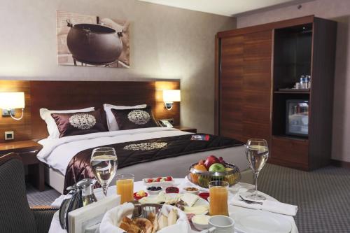 1 king bed, 1 twin bed, 1 sofa bed