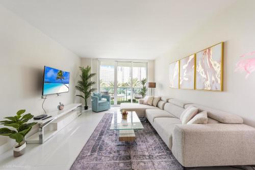 Sunny Isles Beachfront Oasis, Modern & Spacious in Sunny Isles Beach, USA