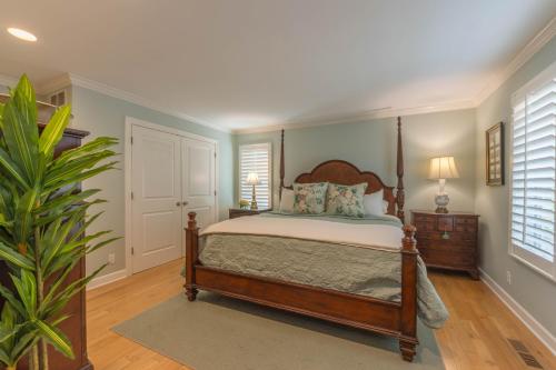 The Gardens - Lily - Walking Distance to Douglas Beach in Douglas (MI)