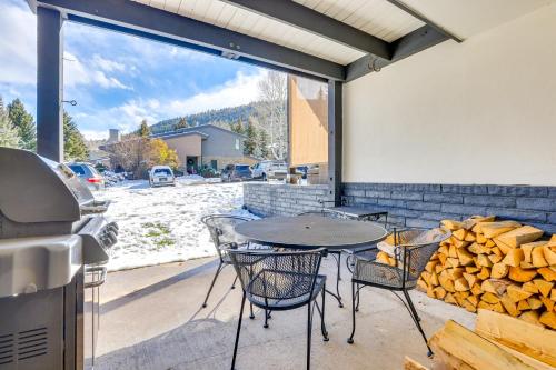 Between Beaver Creek and Vail Modern Condo with View! in Avon, USA