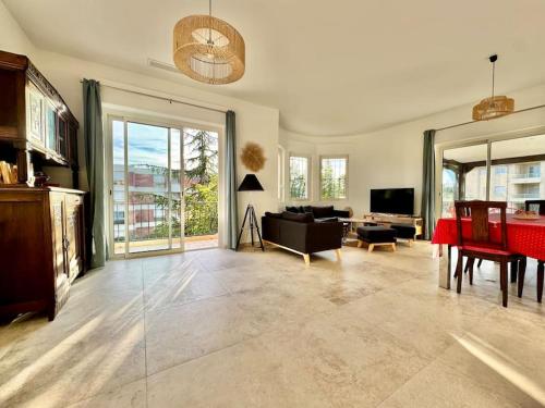 Villa Florida, Apt 8 prs, Piscine, Clim, Parking in Laval