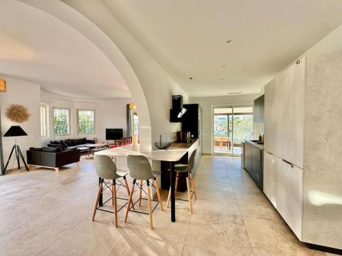 Villa Florida, Apt 8 prs, Piscine, Clim, Parking in Laval