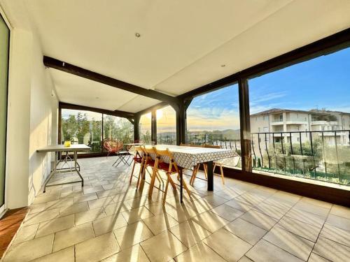 Villa Florida, Apt 8 prs, Piscine, Clim, Parking in Laval