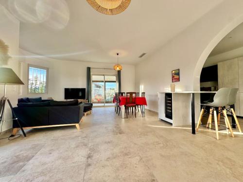 Villa Florida, Apt 8 prs, Piscine, Clim, Parking in Laval