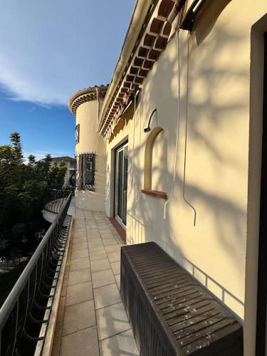 Villa Florida, Apt 8 prs, Piscine, Clim, Parking in Laval