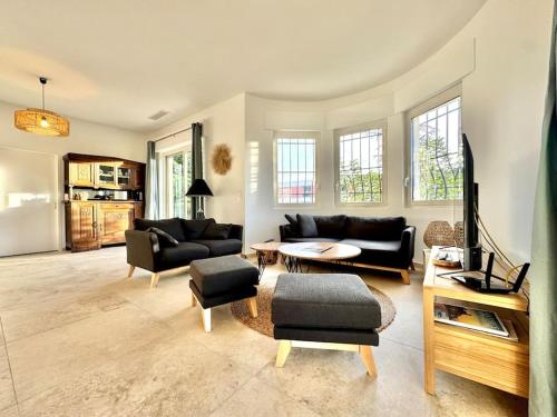 Villa Florida, Apt 8 prs, Piscine, Clim, Parking in Laval