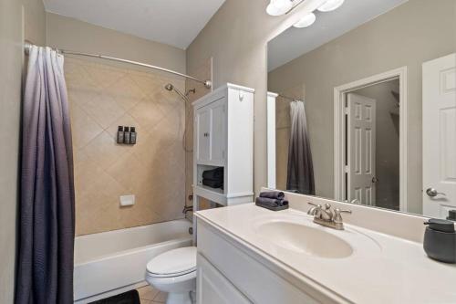 Farmers Market 3 BD Townhome w Rooftop Terrace in Dallas, USA