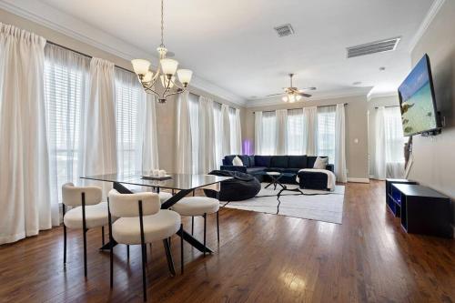 Farmers Market 3 BD Townhome w Rooftop Terrace in Dallas, USA