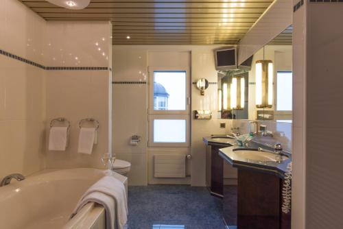 room detail thumbnail 2