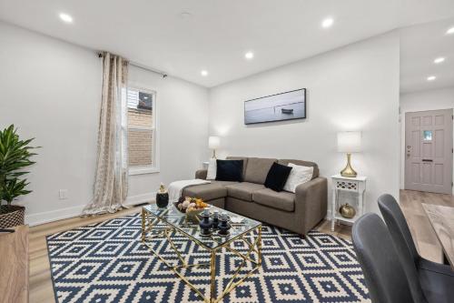 Private House with parking & steps to subway, Toronto