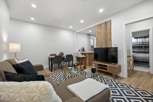 Private House with parking & steps to subway 5