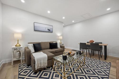 Private House with parking & steps to subway 4