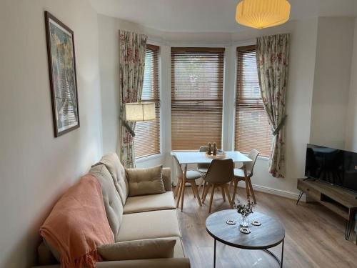 Flat 3, 297 Gillott Road, B16 0RT, Бирмингем