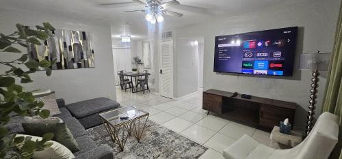 Big TV 2 Bedroom Apartment Cooper City in Davie (FL)