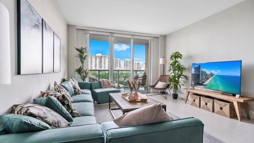 Absolute Beach Bliss, Chic & Expansive Retreat in Sunny Isles Beach, USA