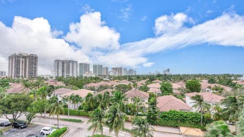 Absolute Beach Bliss, Chic & Expansive Retreat in Sunny Isles Beach, USA