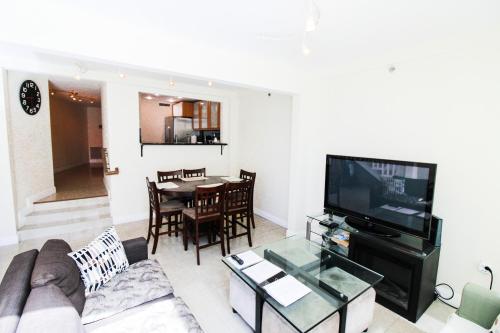 Castle L5 Oceanview Double-loft with pool, beach access, tennis, free parking! in Miami Beach, USA
