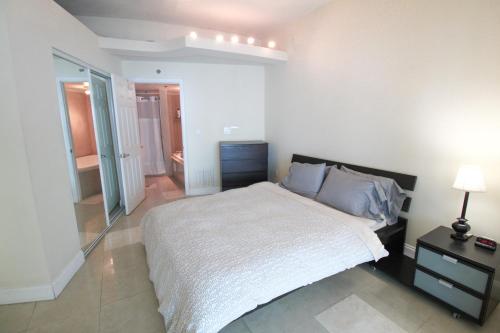 Castle L5 Oceanview Double-loft with pool, beach access, tennis, free parking! in Miami Beach, USA