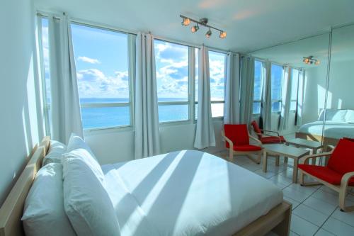 Castle 1133 Ocean view studio, Pool and Beach Access, FREE Parking, Tennis and more! in Miami Beach, USA