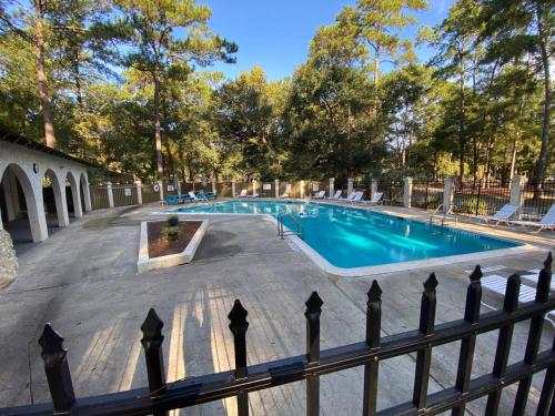 Swimming pool, #82 Spectacular Condo Ideal Location 2BDR/2Parking near Hilton Head Airport