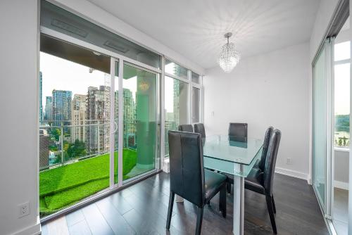 Stylish Yaletown Retreat for 4 nearby restaurants and shops in Vancouver, Canada