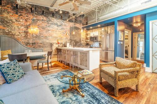 80 Lex 203 Eclectic Industrial Apt in Asheville, USA