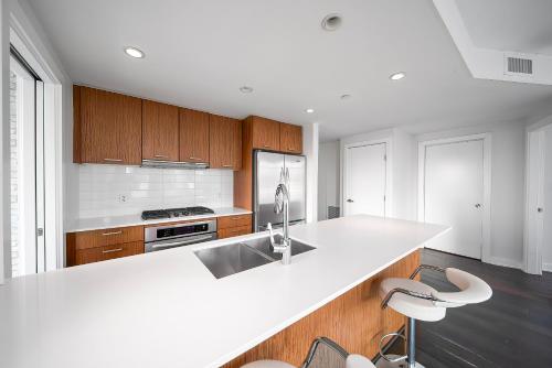 Stylish Yaletown Retreat for 4 nearby restaurants and shops in Vancouver, Canada