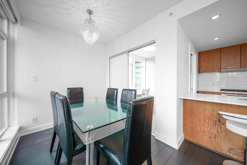 Stylish Yaletown Retreat for 4 nearby restaurants and shops in Vancouver, Canada