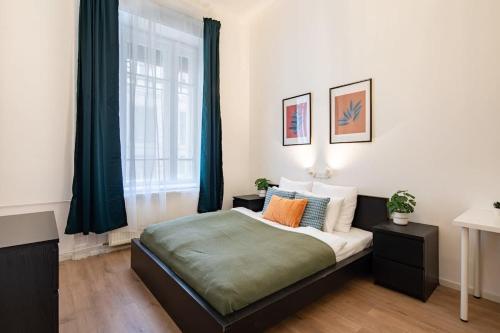 Central - Large - Modern at River