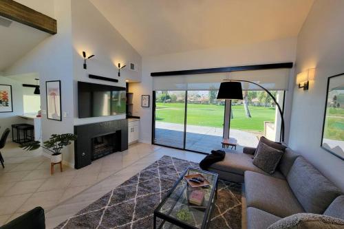 Stunning 2BD 3BA Private hot tub 36 pools BBQ in Palm Desert, USA
