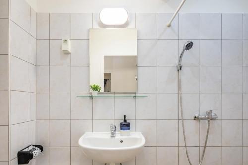 Simple Central Stay - image 11
