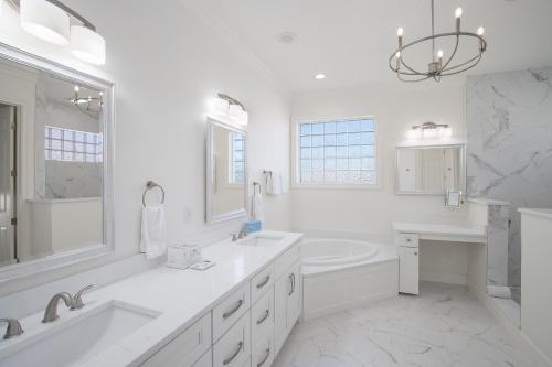 Community Pool Hot Tub and Beach - Outdoor Kitchen - image 4