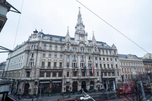 Huge aparment in the city center with Air Conditioning - image 2
