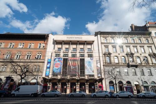 Huge aparment in the city center with Air Conditioning - image 4