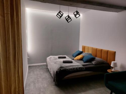 1 queen bed, 1 sofa bed