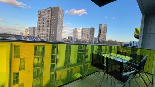 Stratford 2 bedroom Apartment with 2 Bathrooms & Great Links, London