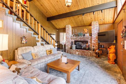 1 Mi to Skiing and Hiking Big Bear Cabin in Big Bear Lake, USA