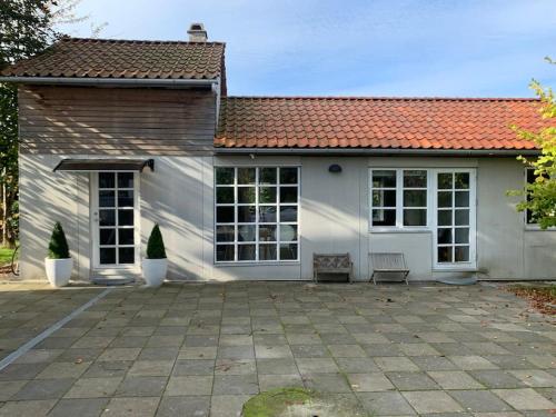 Modern 2 bedroom cottage close to airport and town - sleeps 8